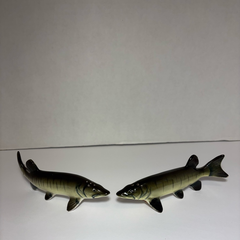 Muskellunge Fish Salt & Pepper Shakers 5.5”W Signed Muskellunge Green Yellow VTG